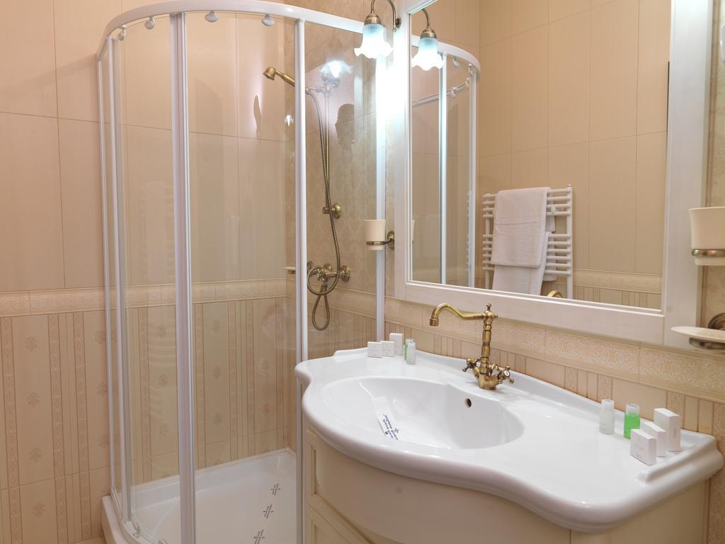 La Favorita Guesthouse Boutique Craiova Room photo