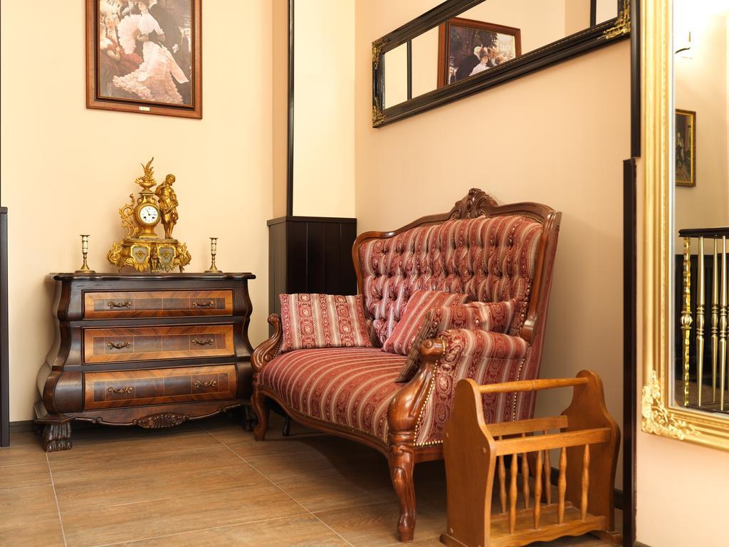 La Favorita Guesthouse Boutique Craiova Exterior photo