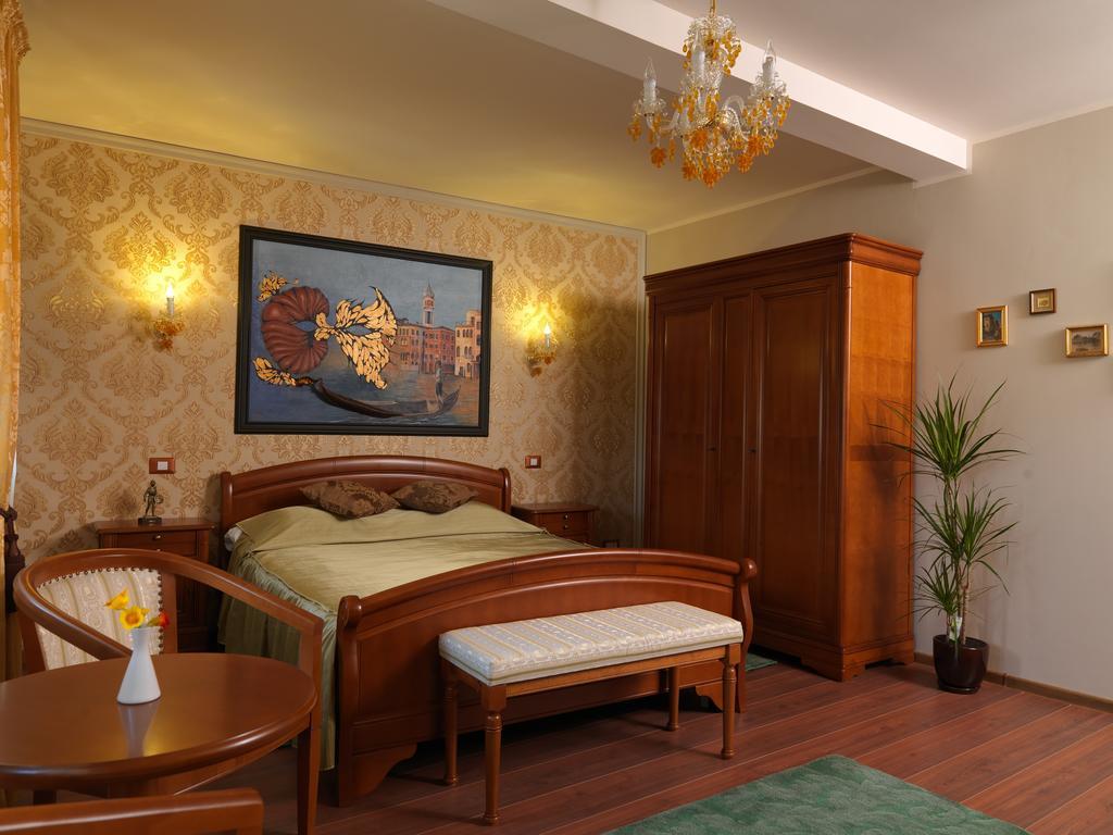 La Favorita Guesthouse Boutique Craiova Room photo